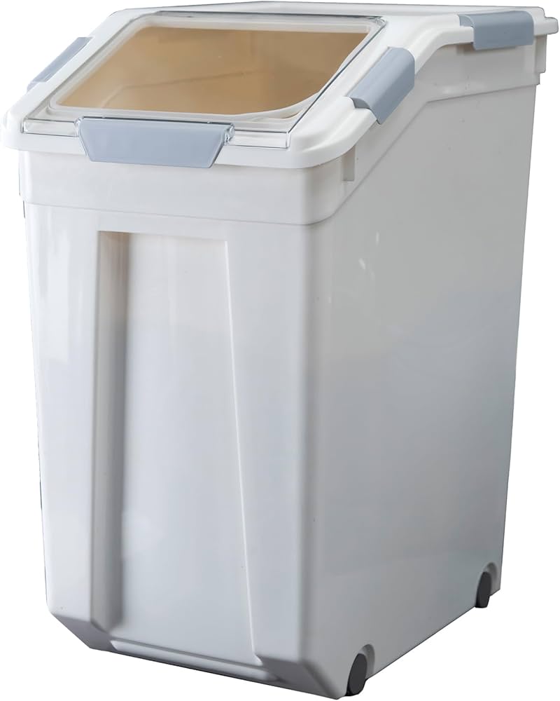 Przezroczysty pojemnik z naklejką daty ważności i nazwą karmy obok oryginalnej torby