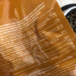 Torba suchej karmy dla psów z etykietą pokazującą zawartość popiołu osiem procent