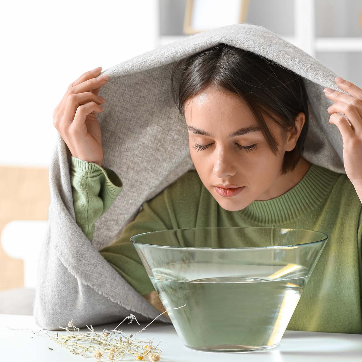 aerozol do nosa rozpylany przez kobietę w pozycji głowy do tyłu