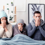 kobieta z ulgą oddycha nosem po inhalacji pary w łazience domowej