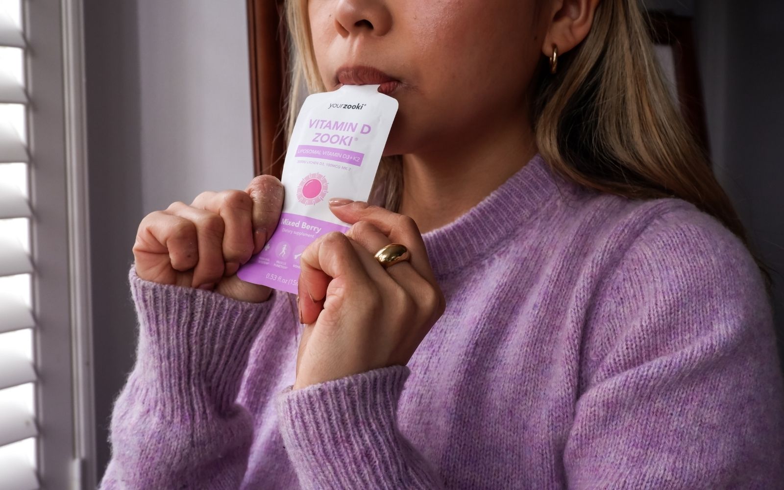 starszy mężczyzna pije szklankę mleka fortified przy stole śniadaniowym