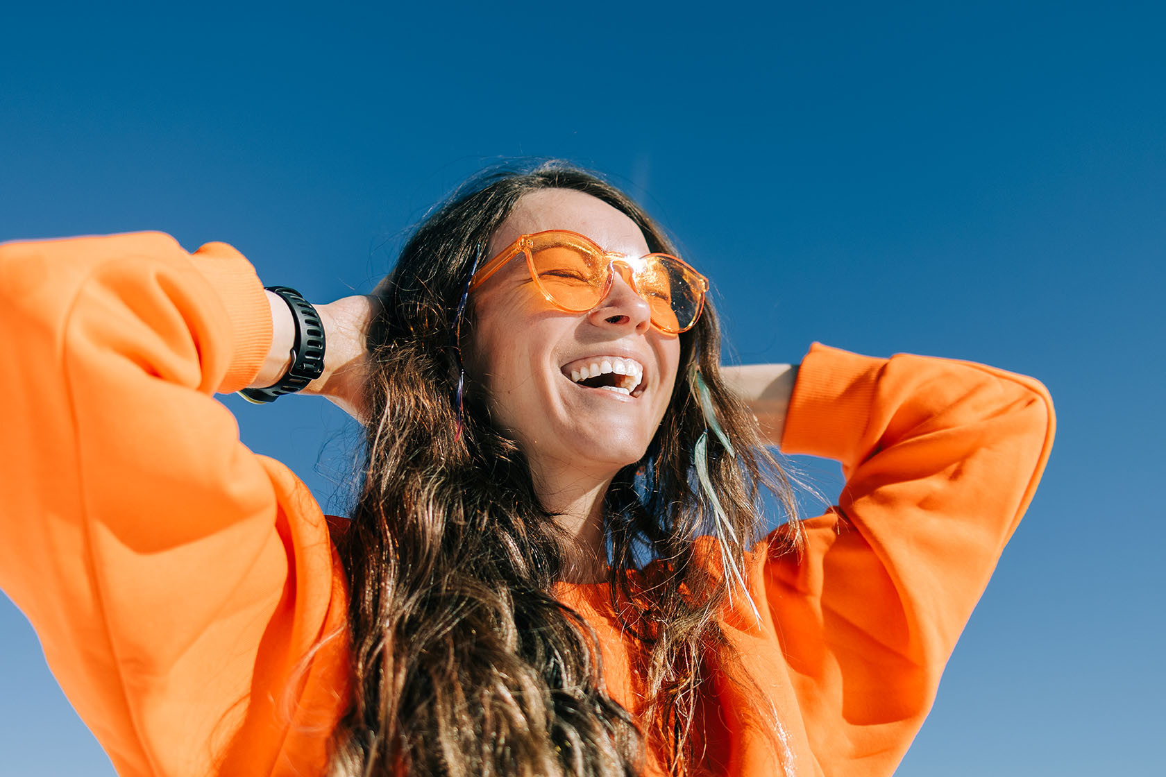 lekarz w białym kitlu pobiera krew z ręki pacjentki w gabinecie